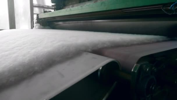 La máquina laminadora trabaja con material de poliéster en una fábrica . — Vídeos de Stock