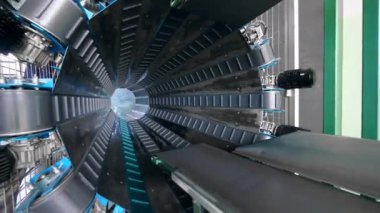 Yuvarlak konveyör, nonwoven kumaş fabrikasında çalışır.