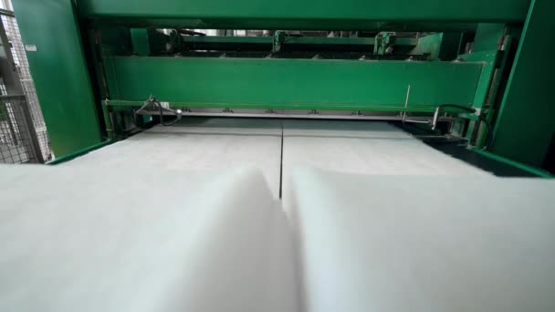 컨베이어에 흰색 패브릭을 스풀링하는 공장 기계. — 비디오