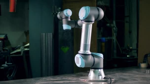 Kybernetischer Arm bewegt sich, arbeitet in einem Werk. — Stockvideo