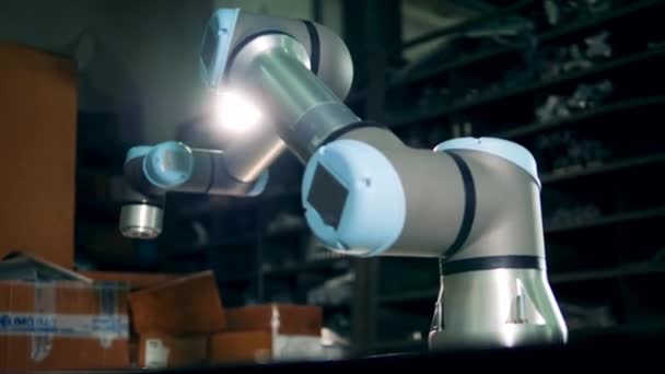 A kiszámított robot automatikusan működik egy üzemben. — Stock videók