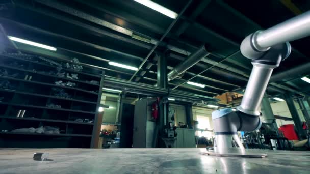 Metalen machine werkt met tandwielen op een tafel in een fabriek. — Stockvideo
