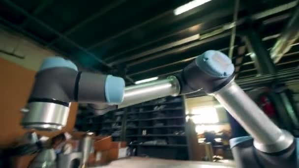 Cybernetic verktyg som arbetar på ett fabriks bord i en anläggning. — Stockvideo