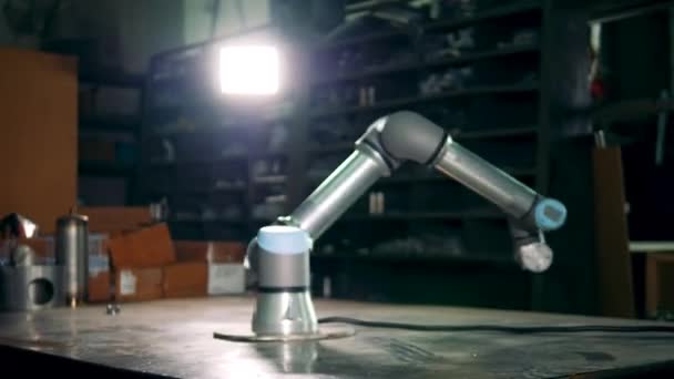 Robotarm draait tijdens het werken bij een installatie. — Stockvideo