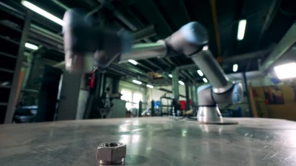 Metalen robotarm beweegt, werken met een kleine versnelling. — Stockvideo