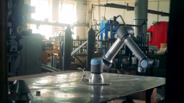 A gyári gép elforgatja a fémasztalt, a munka. — Stock videók