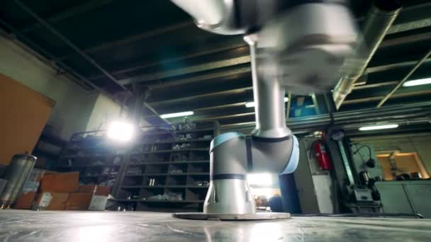 Робочий роботизований інструмент обертається на столі на заводі . — стокове відео