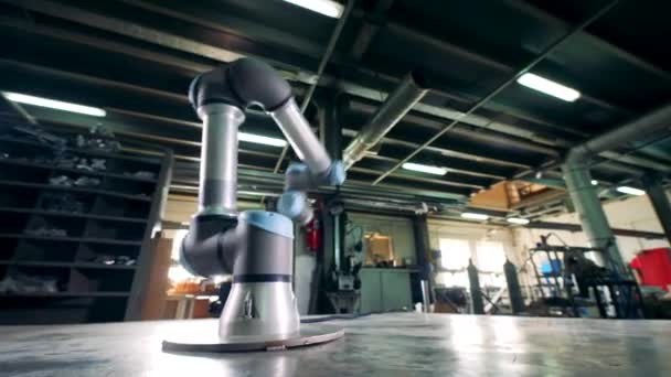 El equipo metálico trabaja en una fábrica, moviéndose sobre una mesa . — Vídeo de stock