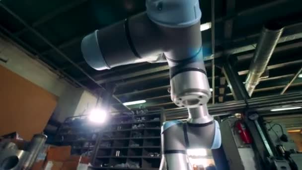 Роботизированный инструмент вращается во время работы на современном объекте . — стоковое видео