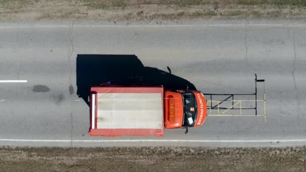 Un coche monta en una carretera, marcándolo con pintura . — Vídeo de stock