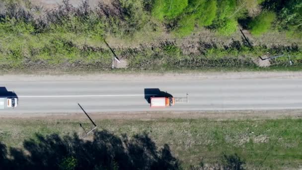 Ein Auto fährt auf eine Straße und markiert sie mit weißer Farbe. — Stockvideo