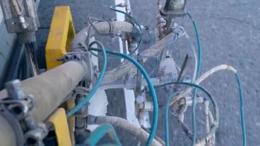 Püskürtme makinesi ile araba yol işaretleri.