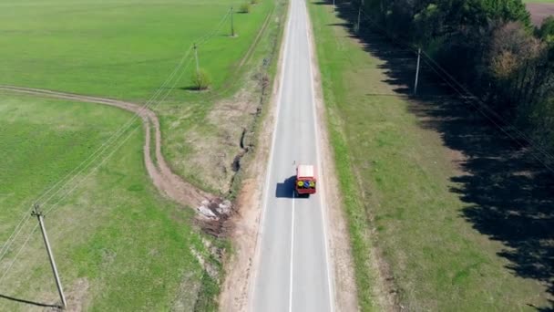 Une voiture pulvérise de la peinture blanche tout en marquant une route . — Video