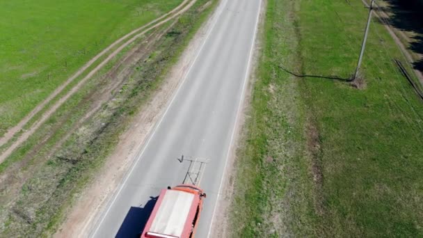 Kırmızı araba boya ile asfalt yol işaretleme. — Stok video