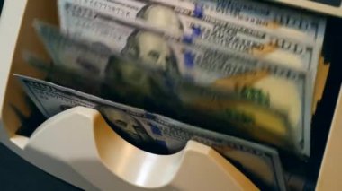 Otomatik sayaç bir bankada para banknotları hesaplar.