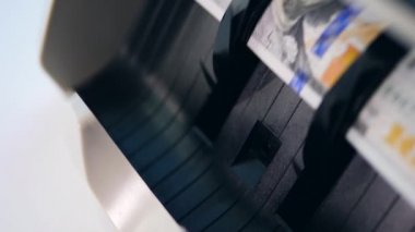 İş makinesinde kontrol edilen nakit para.