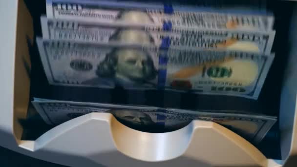 Muchos billetes contaban con una máquina bancaria . — Vídeos de Stock