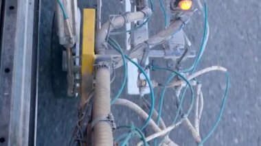 Modern makine işaretleme sırasında asfalt boya spreyleri.