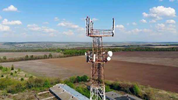 Egy mezőn levő fémtorony, amely cellajeleket továbbít. — Stock videók