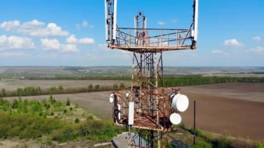 Bir alanda uydular ve kablolar ile yüksek kule.
