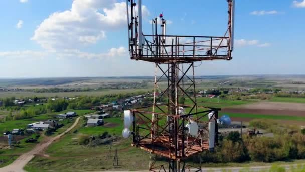 Torre celular trabajando en un campo, transmitiendo señales . — Vídeo de stock