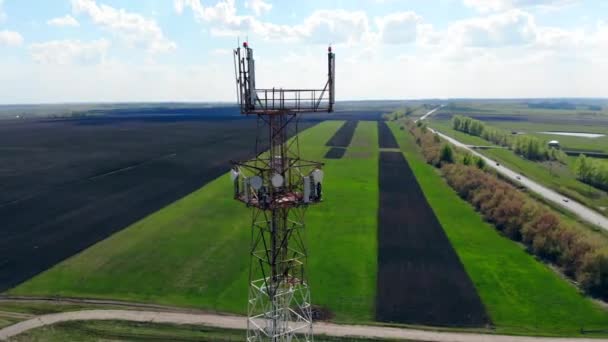 Torre celular con antenas funciona al aire libre . — Vídeos de Stock