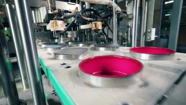 Recipientes de plástico estão ficando cobertos com pedaços de papel alumínio. Equipamento de fábrica de alimentos . — Vídeo de Stock