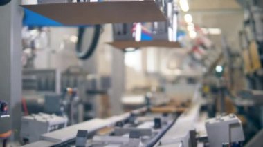 Karton plakalar fabrika ekipmanları yla yerdeğiştiriliyor. Modern fabrika ekipmanları.
