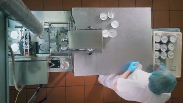 Κορυφαία όψη μιας γυναικείας εργαζομένης που συσκευά πλαστικά κουτιά — Αρχείο Βίντεο
