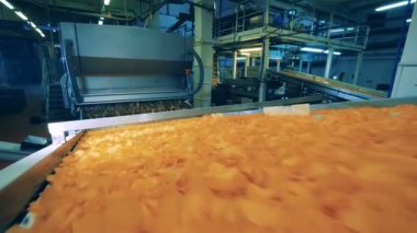 Cips parçaları ve konveyör onları yerinden