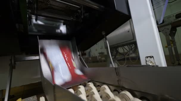 Los paquetes con bocadillos son liberados por la máquina — Vídeo de stock