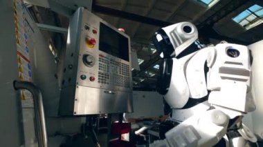 Uzun cyborg kontrol panelinde düğmelere basıyor