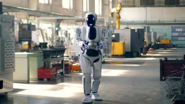 Devasa robot fabrika boyunca metal plakalar taşıyor.
