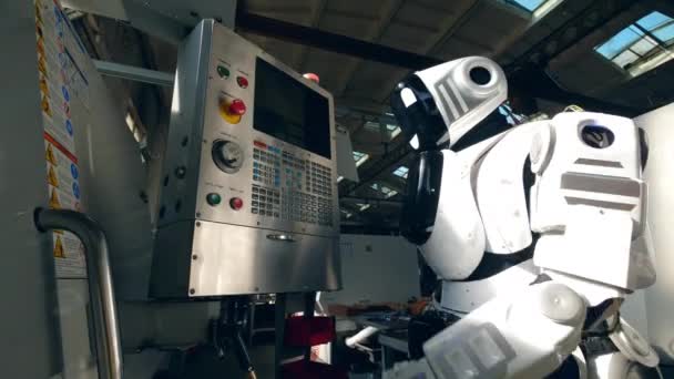 Tall Cyborg trycker på knapparna på Kontrollpanelen — Stockvideo