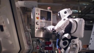 Uzun robot bir tablet ve endüstriyel bir konsol çalışıyor