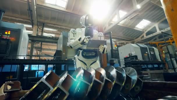 Cyborg humano está navegando una tableta en las instalaciones de la fábrica — Vídeos de Stock