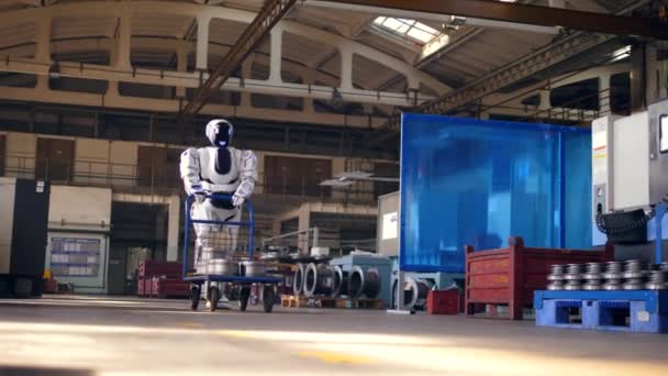 Un droide masivo está transportando un carro a través de la fábrica — Vídeos de Stock