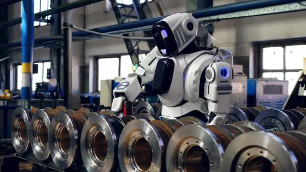 Elementi metallici vengono perforati dal cyborg, droide — Video Stock