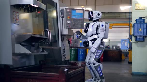 Fabriks enhet med Cyborg hantera maskiner via surfplatta — Stockvideo