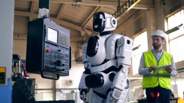 Cyborg está operando equipos de fábrica bajo control obrero — Vídeos de Stock