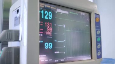 Modern monitör ameliyat sırasında hastanın kalp hızını görüntüler.