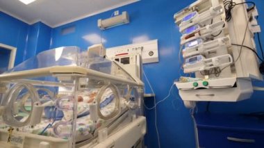 Yeni doğan bir bebek koğuşta modern bir kuluçka makinesinde uyur..