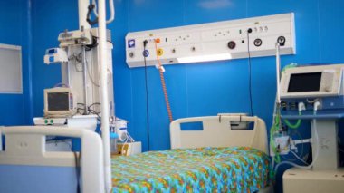 Hastane koğuşunda yatak ve tıbbi cihazlar.