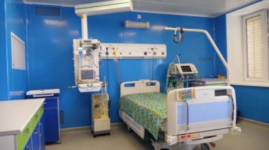 Modern ekipman ve yatak ile temiz hastane koğuşu.