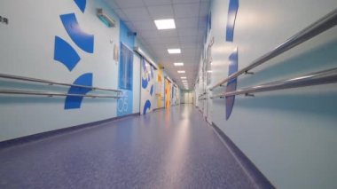 Birçok koğuşu olan bir hastanede koridor.