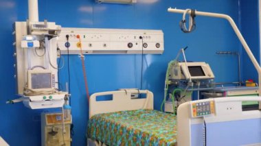Bir klinikte tıbbi makinelerle donatılmış koğuş.