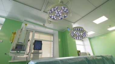 Tavanda büyük lambalar ile modern cerrahi oda.