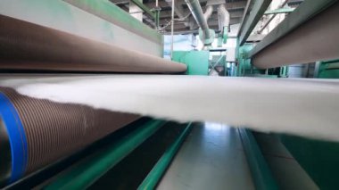 İnce pamuk parçası taşıyıcı tarafından serbest bırakılıyor