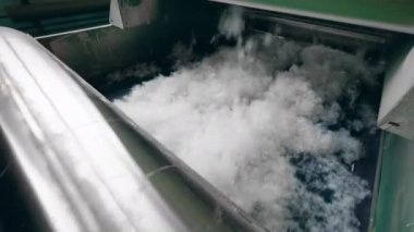 Haddeleme presi, dokuma sızma kumaşı işliyor