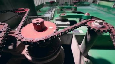 Bir endüstriyel makinenin devreleri ve dişlileri hareket ediyor